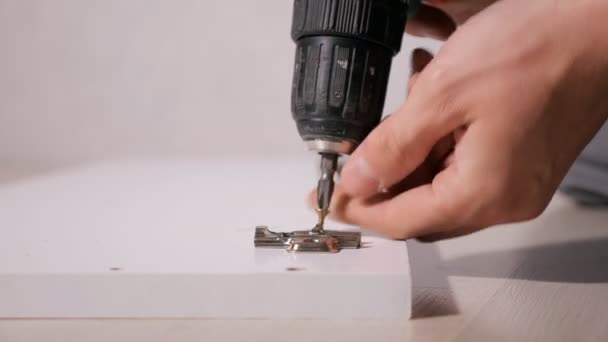 Обрізати людину, прикріплюючи пристрій на двері — стокове відео