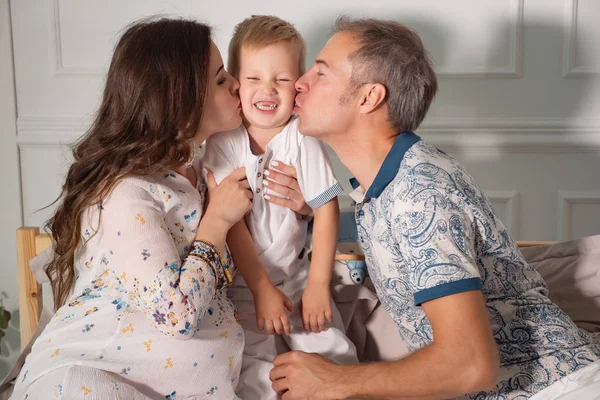 Padres Felices Besando Niño Cama Cerca — Foto de Stock