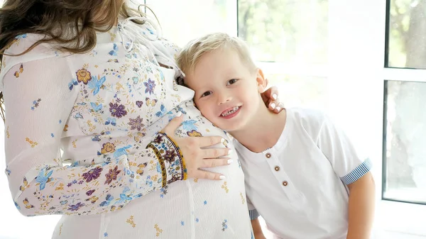 Petit Garçon Écoutant Les Battements Cœur Mère Enceinte Dans Ventre — Photo