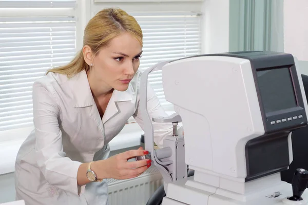 Eye Doctor Woman Ophthalmologic Device Cabinet — Stock Photo, Image