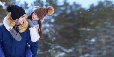 İki kış ormanda yürüyor gülümseyen oynak. Genç ailesinin, tasarlamak tatil