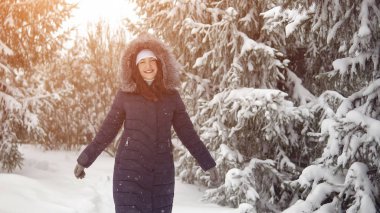 Esmer kadın bir iz bir kış ormanda yürüyorduk