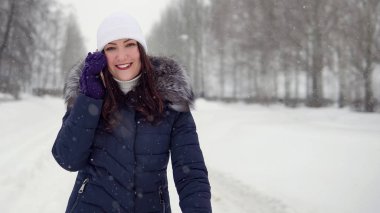 Temiz havada yürüyüş. Genç kadın parkta telefonda söz