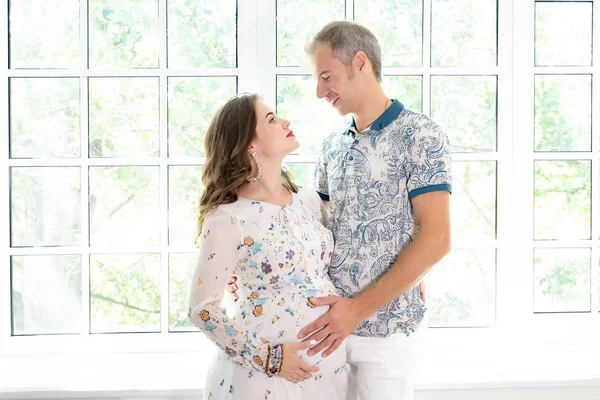 Beijar casal feliz esperando bebê — Fotografia de Stock