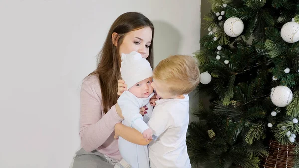 Mãe e filhos perto da árvore de Natal — Fotografia de Stock