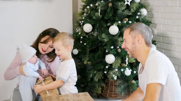 Família se divertindo perto da árvore de Natal e presentes — Fotografia de Stock