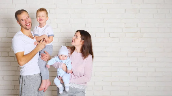 Familia cerca de pared de ladrillo — Foto de Stock