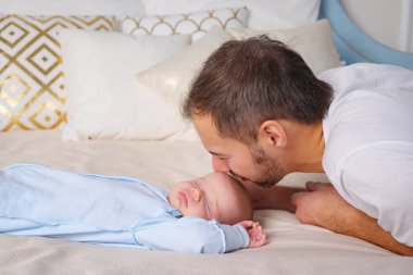 Baba öpüşme uyuyan bebek