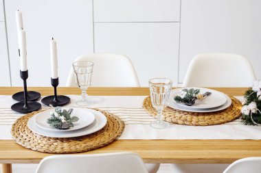 Noel yemeği mum, ortamda modern mutfak masa