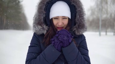 Genç kadın ormanda bir yürüyüşe donuyor