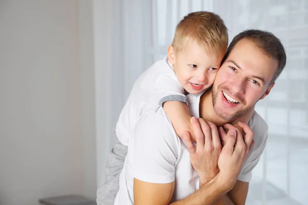 Père jouer avec fils — Photo