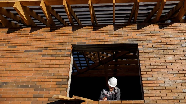 Mann in Fenster von Haus eingeschlagen — Stockfoto