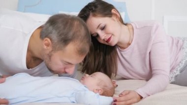 Mutlu ebeveyn yatak odasında tatlı uyuyan bebek bakıyor