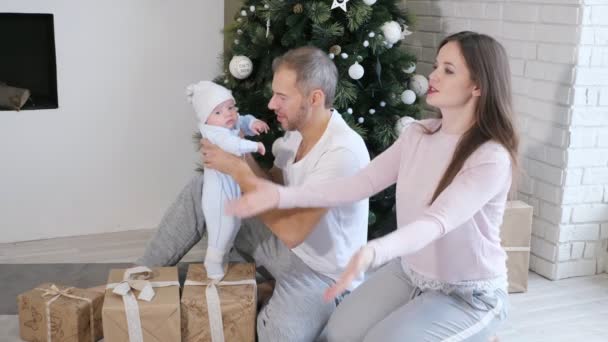 Familia divirtiéndose cerca del árbol de Navidad y regalos — Vídeos de Stock