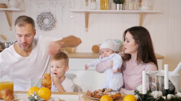 Счастливая мать, отец и сын завтракают дома — стоковое видео