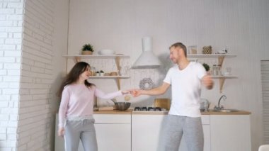 Mutfak üzerinde dans çift