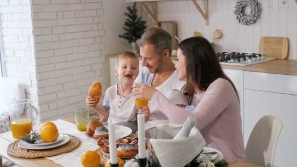 Glad familj äter frukost tillsammans — Stockvideo