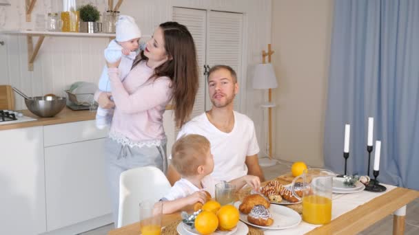 Mãe feliz, pai e filho tomando café da manhã em casa — Vídeo de Stock