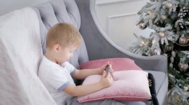 Smartphone oyun kanepede çocuk