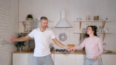 neşeli gülümseyen erkek ve kadın rahat modern oturma odası, mutlu karı koca hafta sonu zevk içinde eğleniyor