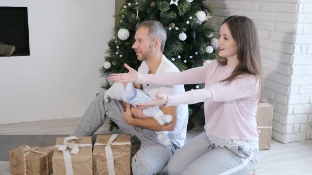 Familie plezier in de buurt van de kerstboom en geschenken — Stockvideo