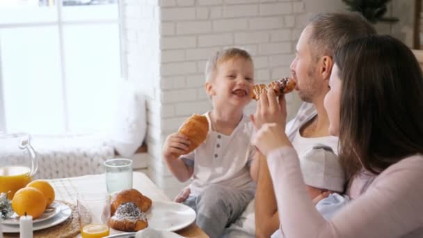 Glad familj äter frukost tillsammans — Stockvideo