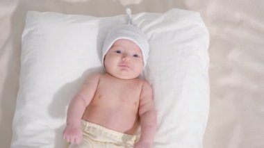 Tatlı bebek yatakta yatıyor.