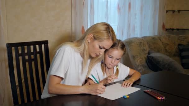 Mujer con niña dibujando sobre papel — Vídeos de Stock