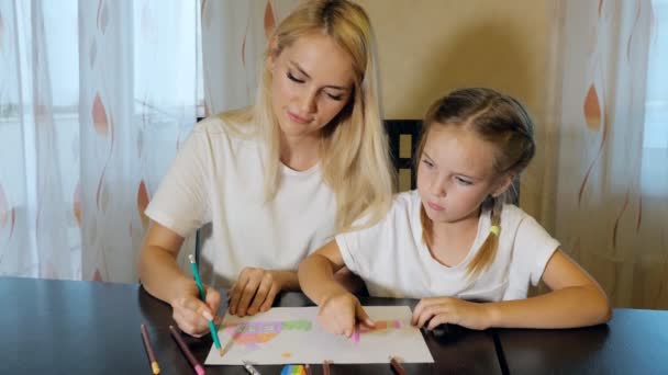 Femme avec petite fille dessin sur papier — Video