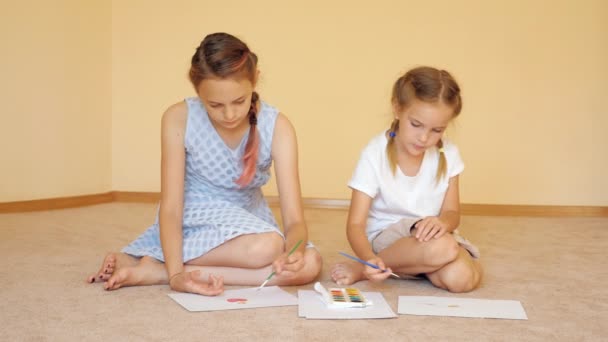 Meninas irmãos desenho com tintas — Vídeo de Stock