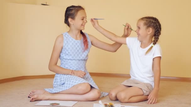 Happy sisters παίζοντας με πινέλα — Αρχείο Βίντεο