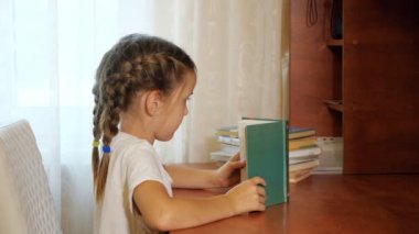 Kitap okuma masada okuyan kız