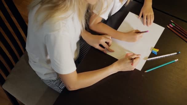 Woman with little girl drawing on paper — Stock Video