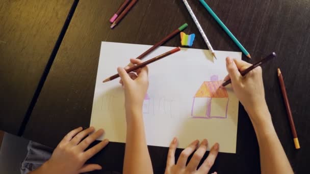 美丽的成年妇女和女孩画在纸上的铅笔坐在家里的桌子上 — 图库视频影像