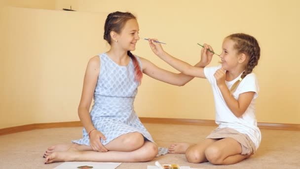 Happy sisters παίζοντας με πινέλα — Αρχείο Βίντεο