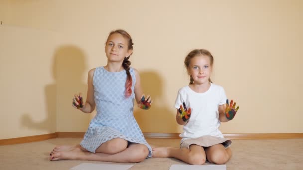 Conteúdo meninas com as mãos coloridas — Vídeo de Stock