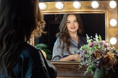 Şehvetli kadın ayna yansıması