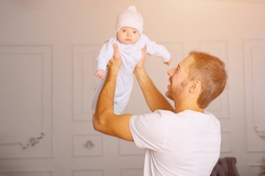 bebekle oynarken babası