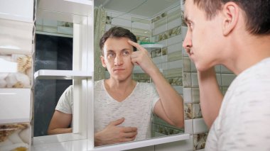 Genç adam onun banyo cilt kontrol