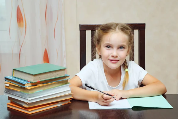 Ragazza concentrata che fa i compiti a scuola — Foto Stock