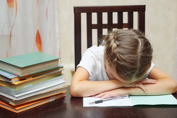 Liten flicka med läroböcker som studerar sover — Stockfoto