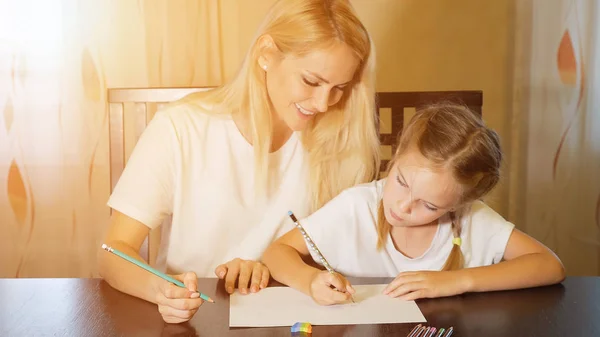 Mulher com menina desenho em papel — Fotografia de Stock