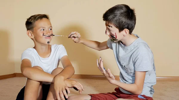 Niños juguetones pintando caras con pinceles —  Fotos de Stock