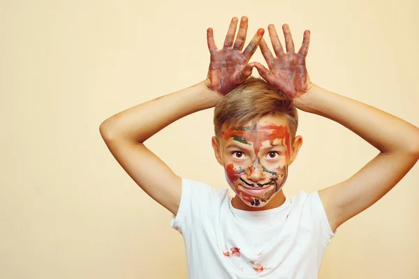 Niño feliz en pinturas haciendo orejas de conejo — Foto de Stock