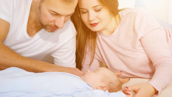 Parents heureux regardant bébé endormi doux dans la chambre . — Photo