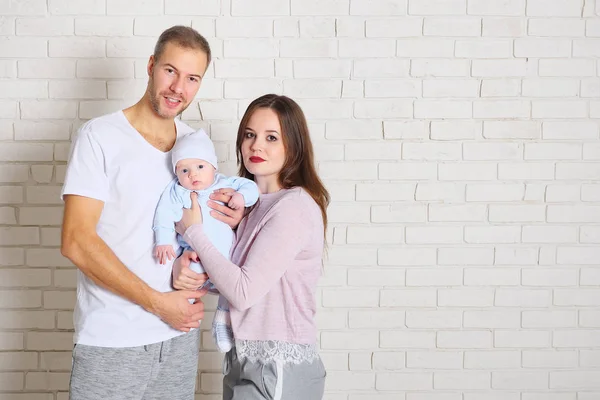 Famille près de mur de briques — Photo