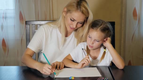 Mujer con niña dibujando sobre papel — Vídeos de Stock