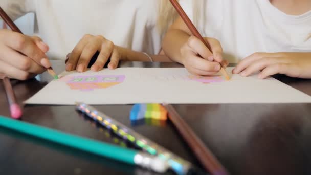 Kobieta z małą dziewczynką, rysunek na papierze — Wideo stockowe