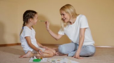 Kağıt ve suluboya ve resim burun birbirlerine having oyunculuk ile katta oturan çekici kızlar