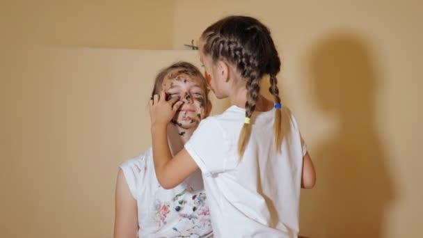 Meninas brincalhão colorir uns aos outros com tintas — Vídeo de Stock